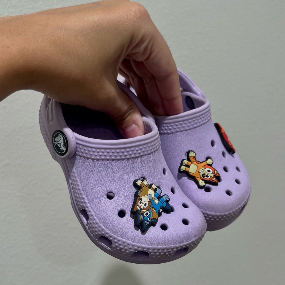 Crocs Toddler Classic Clog in a size 6 with Bluey Charms